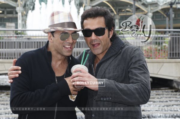 Bobby and Akshay in the movie Thank You (125592)