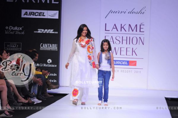 Designer Purvi Doshi's creations during the Lakme Fashion Week day 4 in Mumbai. .