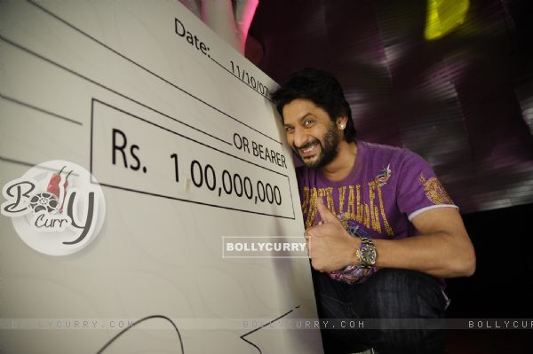 Arshad Warsi with a 10 Crores Cheque (12672)