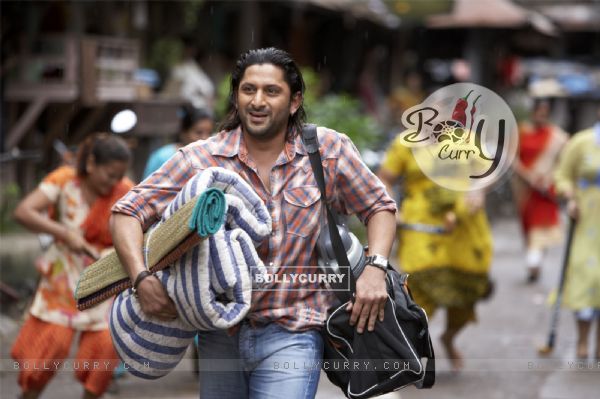 Arshad Warsi going with his luggage (12677)