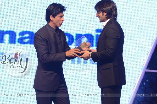 Shah Rukh Khan honoured Ranveer Singh at FICCI Frames Excellence Honours 2011