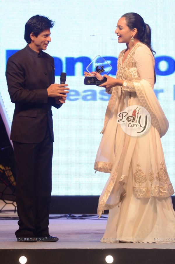 Shah Rukh Khan honoured Sonakshi Sinha at FICCI Frames Excellence Honours 2011