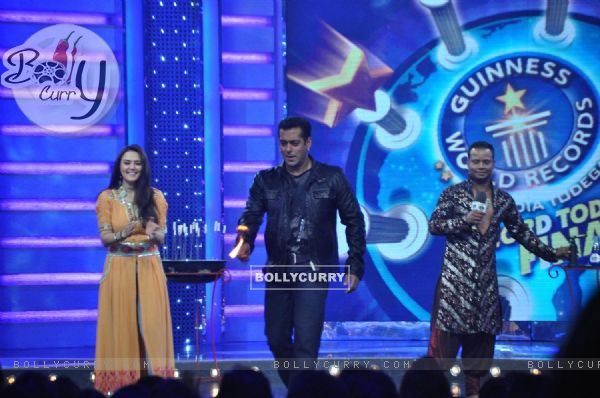 Preity and Salman on the sets of Guinness World Records at RK Studios