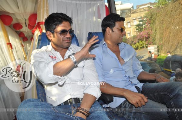 Sunil Shetty and Akshay Kumar during the promotion of their film 'Thank You' (128178)