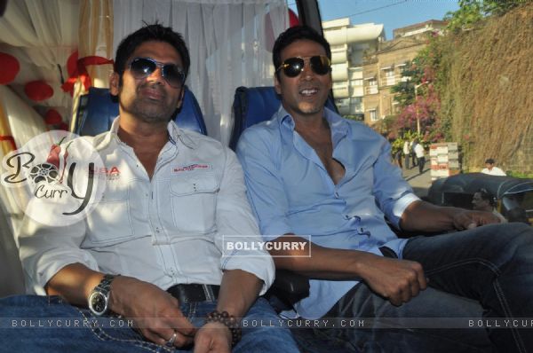 Sunil Shetty and Akshay Kumar during the promotion of their film 'Thank You' (128181)