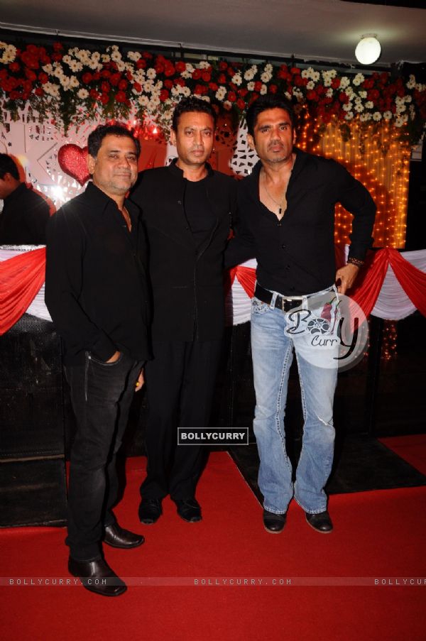 Sunil Shetty and Irrfan Khan at Premiere of Thank you at Chandan, Juhu, Mumbai (129125)