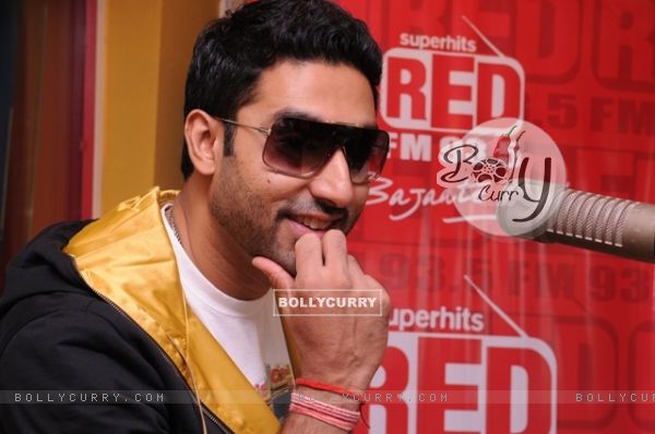 Abhishek Bachchan sing the song Thayn Thayn LIVE on RED FM