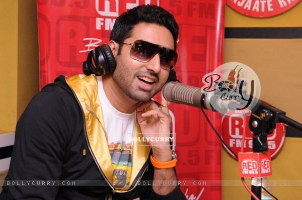 Abhishek Bachchan sing the song Thayn Thayn LIVE on RED FM