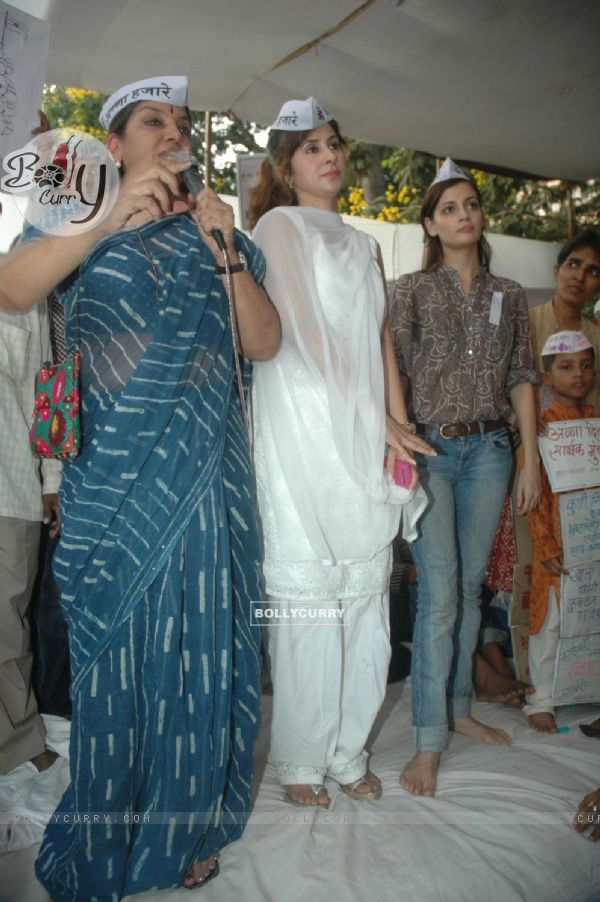 Dia Mirza, Urmila Matondkar and Shabana Azmi support Anna Hazare movement at Azad maidan in Mumbai on Friday Night. .