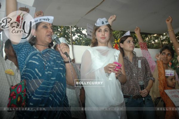 Dia Mirza, Urmila Matondkar and Shabana Azmi support Anna Hazare movement at Azad maidan in Mumbai on Friday Night. .