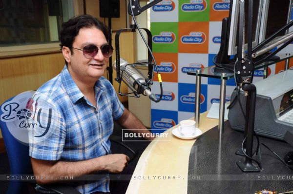 Vinay Pathak at Radiocity to promote 'Chalo Dilli'. . (130264)
