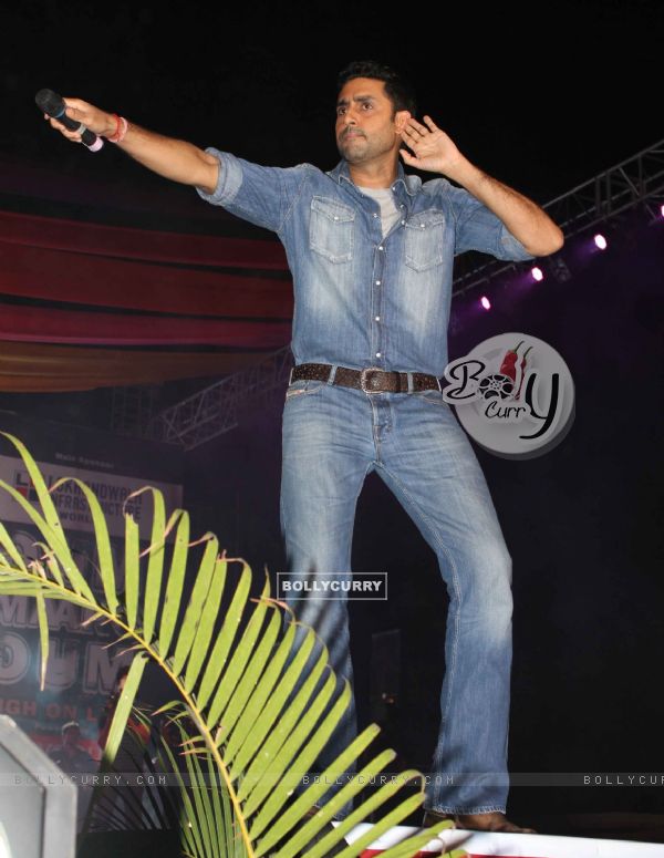 Abhishek Bachchan of Dum Maro Dum promote the film at No Smoking Concert Chitrakoot Ground (130644)