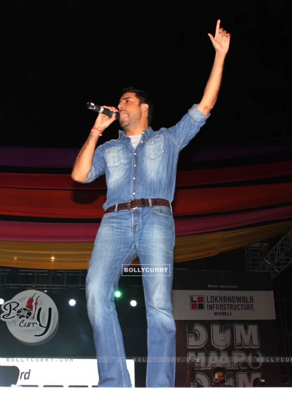 Abhishek Bachchan of Dum Maro Dum promote the film at No Smoking Concert Chitrakoot Ground (130645)
