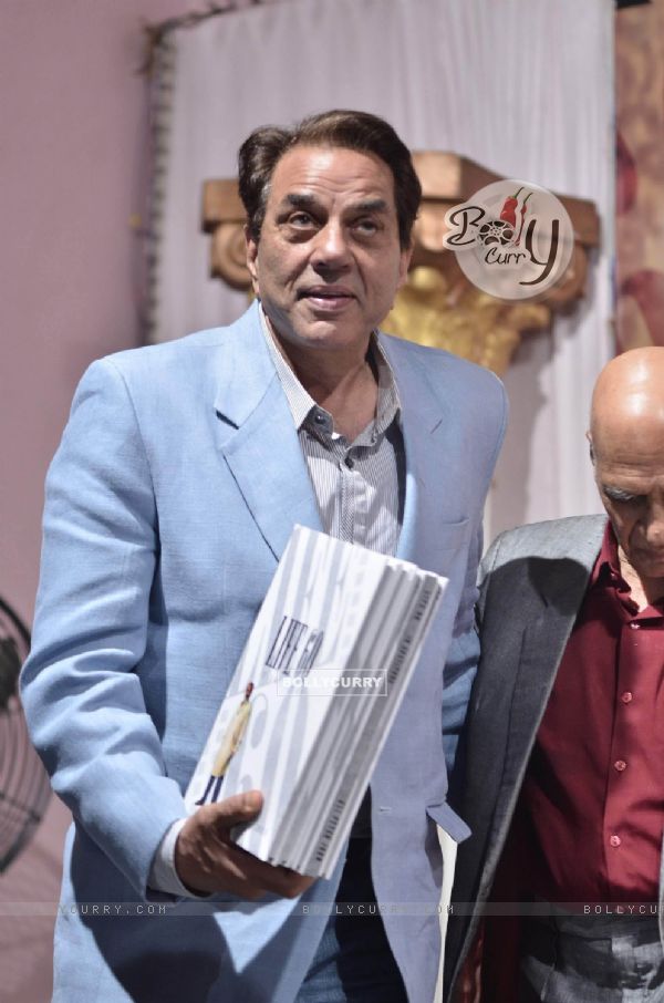 Dharmendra launches Ali Peter's book on his 60th Birthday at PL Deshpande Hall. .