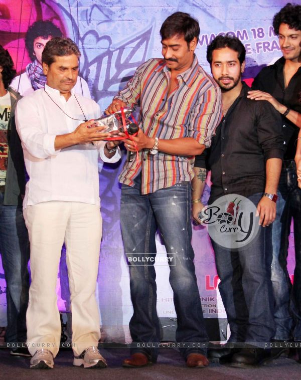 Ajay Devgn and Vishal Bharadwaj at music launch of movie 'Pyaar Ka Punchnama' (132090)