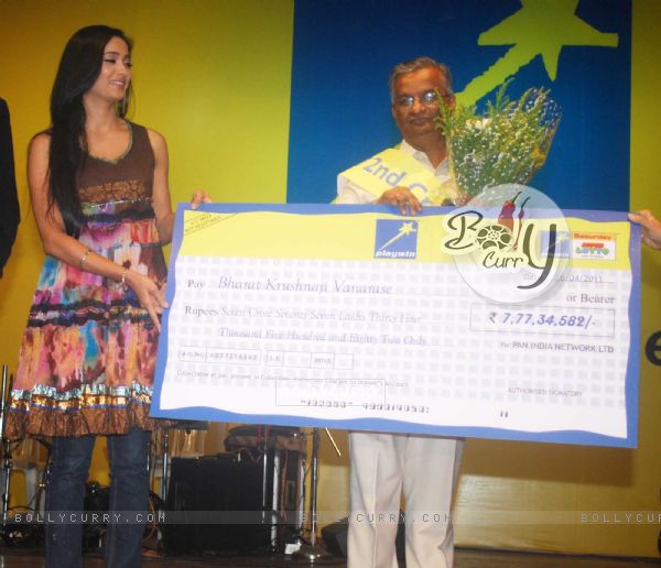 Shweta Tiwari at felicitation of jackpot winners of Playwin
