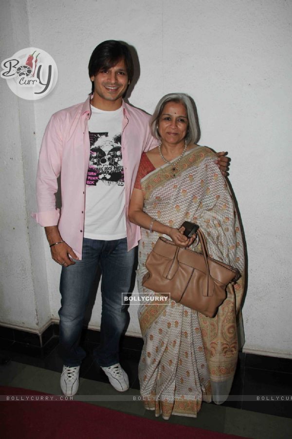 Vivek Oberoi with mother at Yogi Rishi Swami Ramdev interaction on the subject of Enrichment of Life