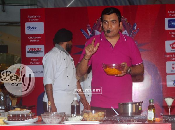 Sanjeev Kapoor cooked live at Oberoi Mall