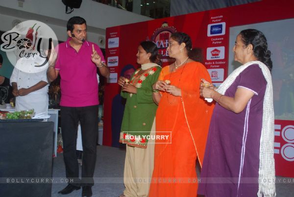 Sanjeev Kapoor cooked live at Oberoi Mall
