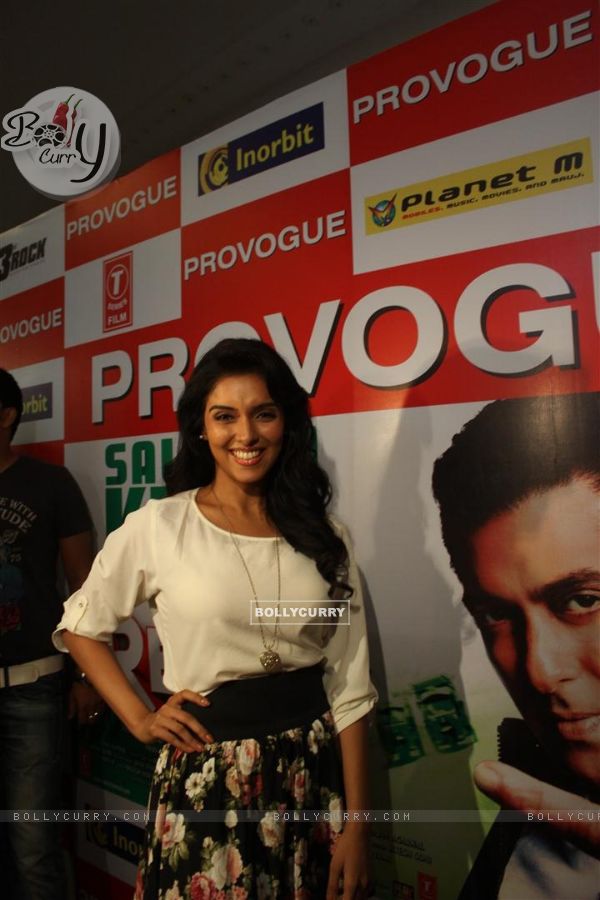 Asin promotes 'Ready' movie at Provogue store (135679)