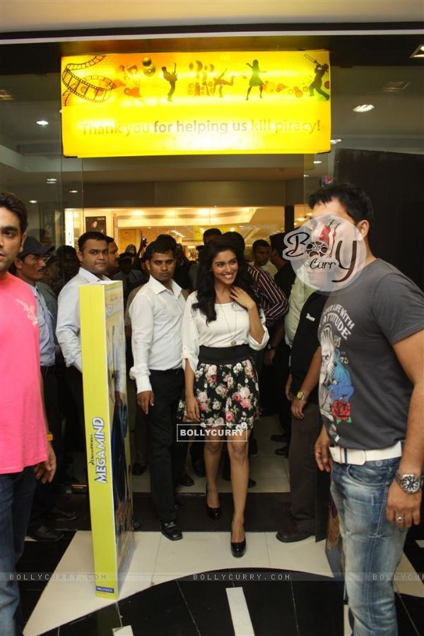 Asin promotes 'Ready' movie at Provogue store (135681)