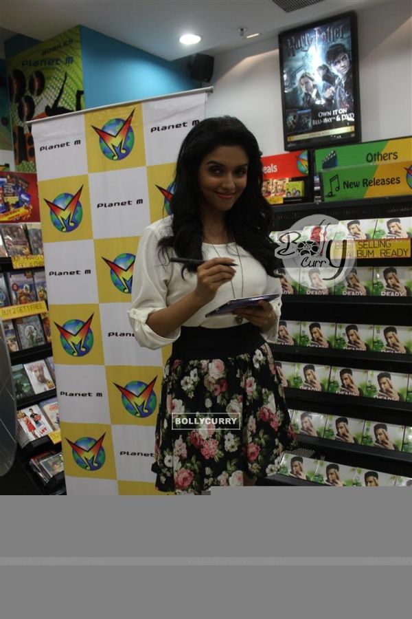 Asin promotes 'Ready' movie at Provogue store