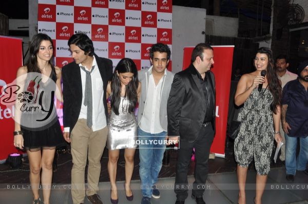 iPhone 4 launched by star cast of film Always Kabhi Kabhi (135942)