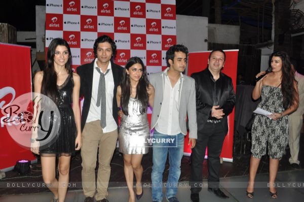 iPhone 4 launched by star cast of film Always Kabhi Kabhi (135944)