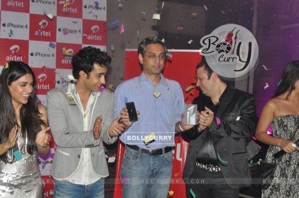 iPhone 4 launched by star cast of film Always Kabhi Kabhi (135953)