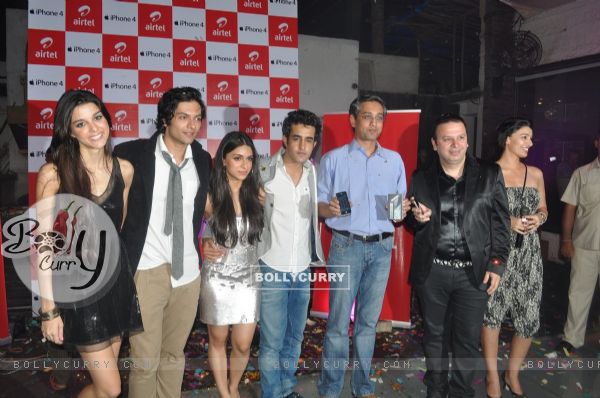 iPhone 4 launched by star cast of film Always Kabhi Kabhi (135955)