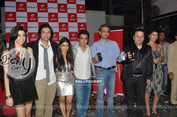 iPhone 4 launched by star cast of film Always Kabhi Kabhi (135957)