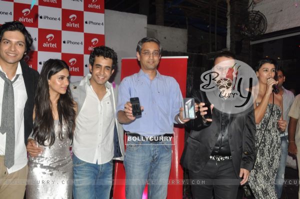 iPhone 4 launched by star cast of film Always Kabhi Kabhi (135958)