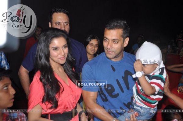 Salman Khan and Asin for upcoming film 'READY' exclusively for NGO Kids at Cinemax Versova (136671)