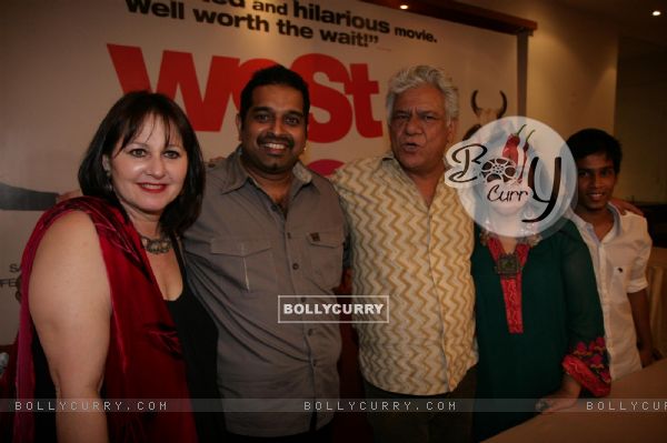 Om Puri, Ila Arun and Shankar Mahadevan at press meet of Film 'West is West' (136949)