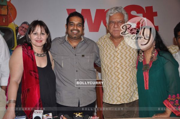 Om Puri, Ila Arun and Shankar Mahadevan at press meet of Film 'West is West' (137062)