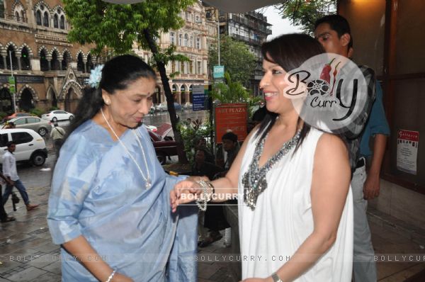 Asha Bhosle at artist Madhuri Bhaduri's art exhibition at Kalaghoda, Mumbai