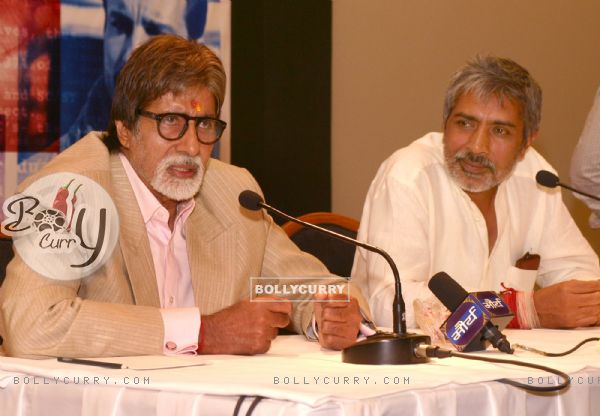 Film 'Aarakshan' director Prakash Jha with Amitabh Bachchan at a promotional event for his film (137930)