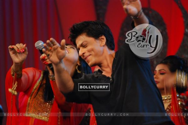 Shah Rukh Khan dancing on NDTV Greenathon that took place at Yash Raj Studio