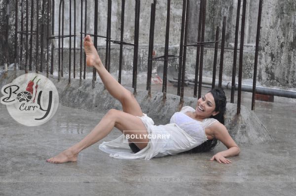 Nikita Rawal co-star actress of film 'Happy Birthday' enjoying the monsoon rain (138038)