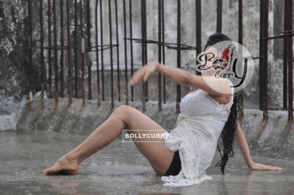 Nikita Rawal co-star actress of film 'Happy Birthday' enjoying the monsoon rain (138039)