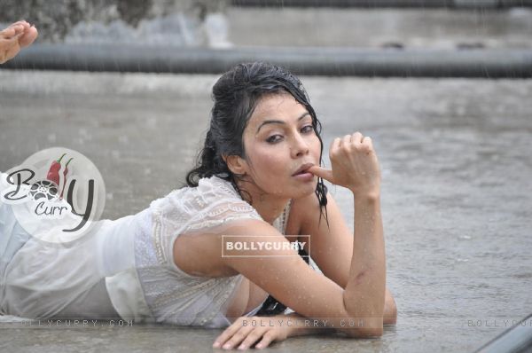 Nikita Rawal co-star actress of film 'Happy Birthday' enjoying the monsoon rain (138041)