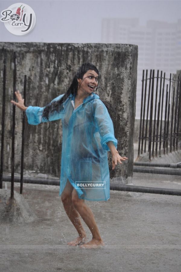 Nikita Rawal co-star actress of film 'Happy Birthday' enjoying the monsoon rain (138043)