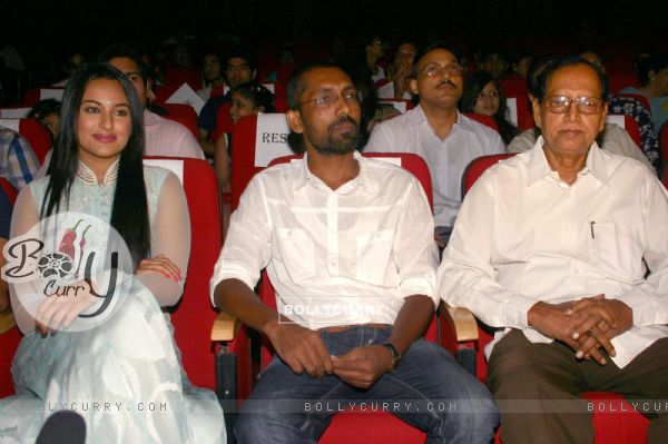 Minister of State for Information and Broadcasting Chowdhury Mohan Jatua with Sonakshi Sinha at the inauguration of the public screenings of the National Award Winning films of 2010, in New Delhi