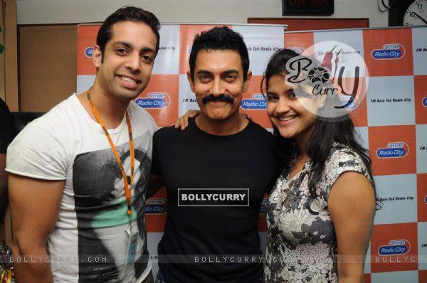 Aamir Khan visits Radio City to promote Delhy Belly. .