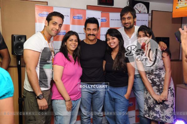 Aamir Khan visits Radio City to promote Delhy Belly. . (139104)
