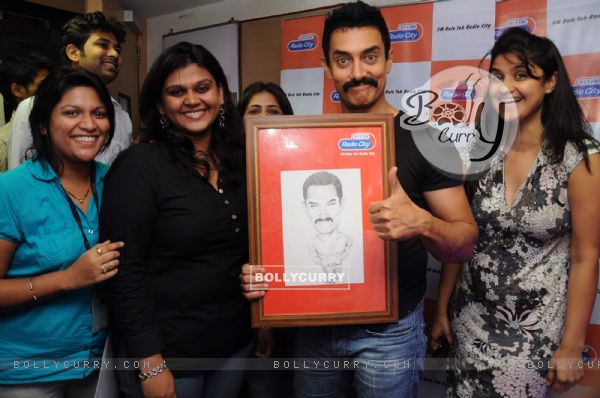 Aamir Khan visits Radio City to promote Delhy Belly. . (139105)