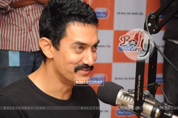 Aamir Khan visits Radio City to promote Delhy Belly. . (139106)