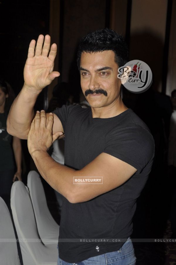Aamir Khan unveils his item number song in Delhi Belly at Taj Lands End, Bandra, Mumbai (139113)