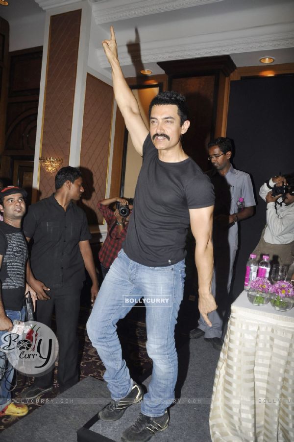 Aamir Khan unveils his item number song in Delhi Belly at Taj Lands End, Bandra, Mumbai (139115)
