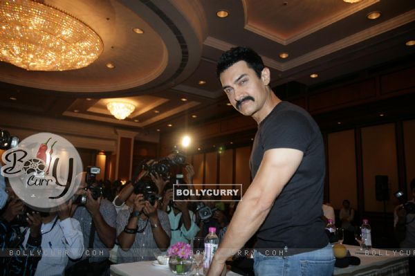 Aamir Khan unveils his item number song in Delhi Belly at Taj Lands End, Bandra, Mumbai